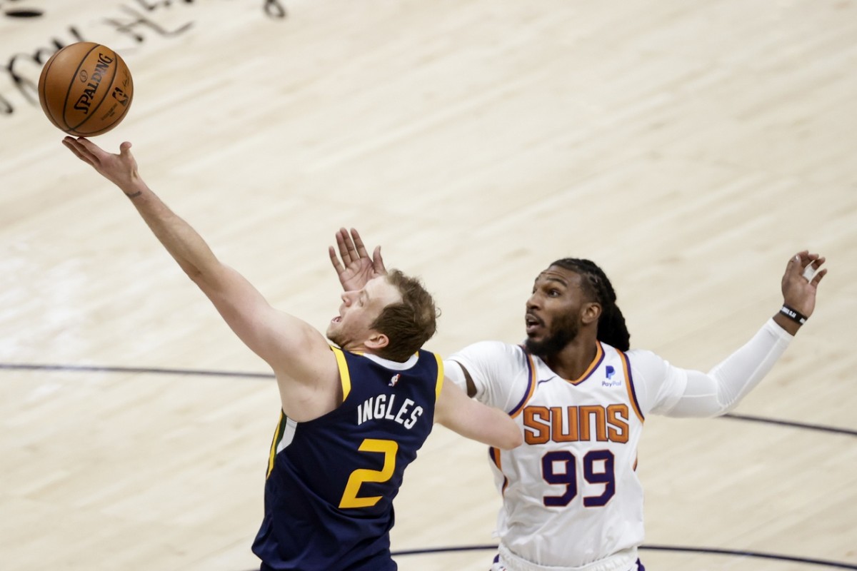 Joe Ingles (2) lays a ball up over Jae Crowder (99)